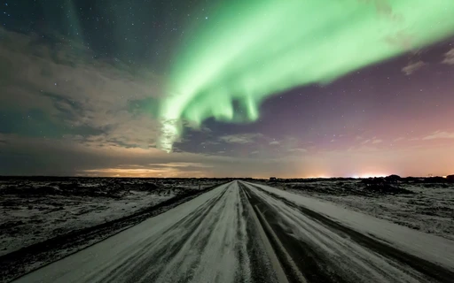 Watch the sky turn green in a field with no lights